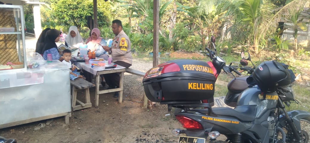 Bhabinkamtibmas Polsek Bangkinang Barat Rutin Laksanakan Giat Pustaka Keliling